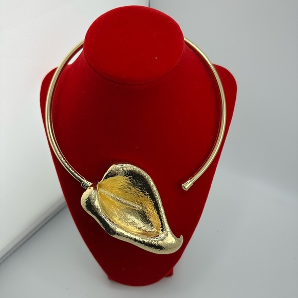 Zara Ethereal Bloom Gold Calla Lily Choker Necklace - Picture 1 of 6